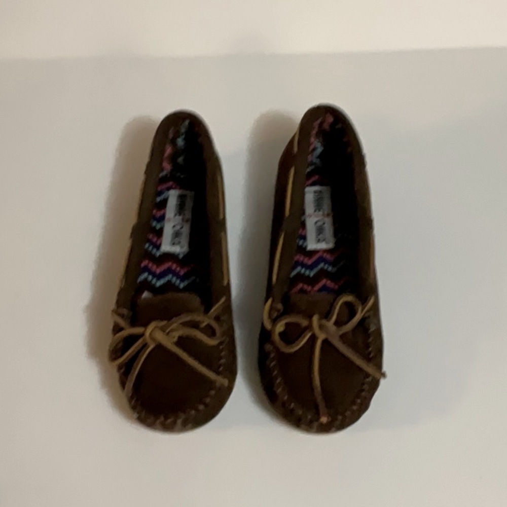 Minnetonka women’s sweater cally chocolate suede. Mocs size 6